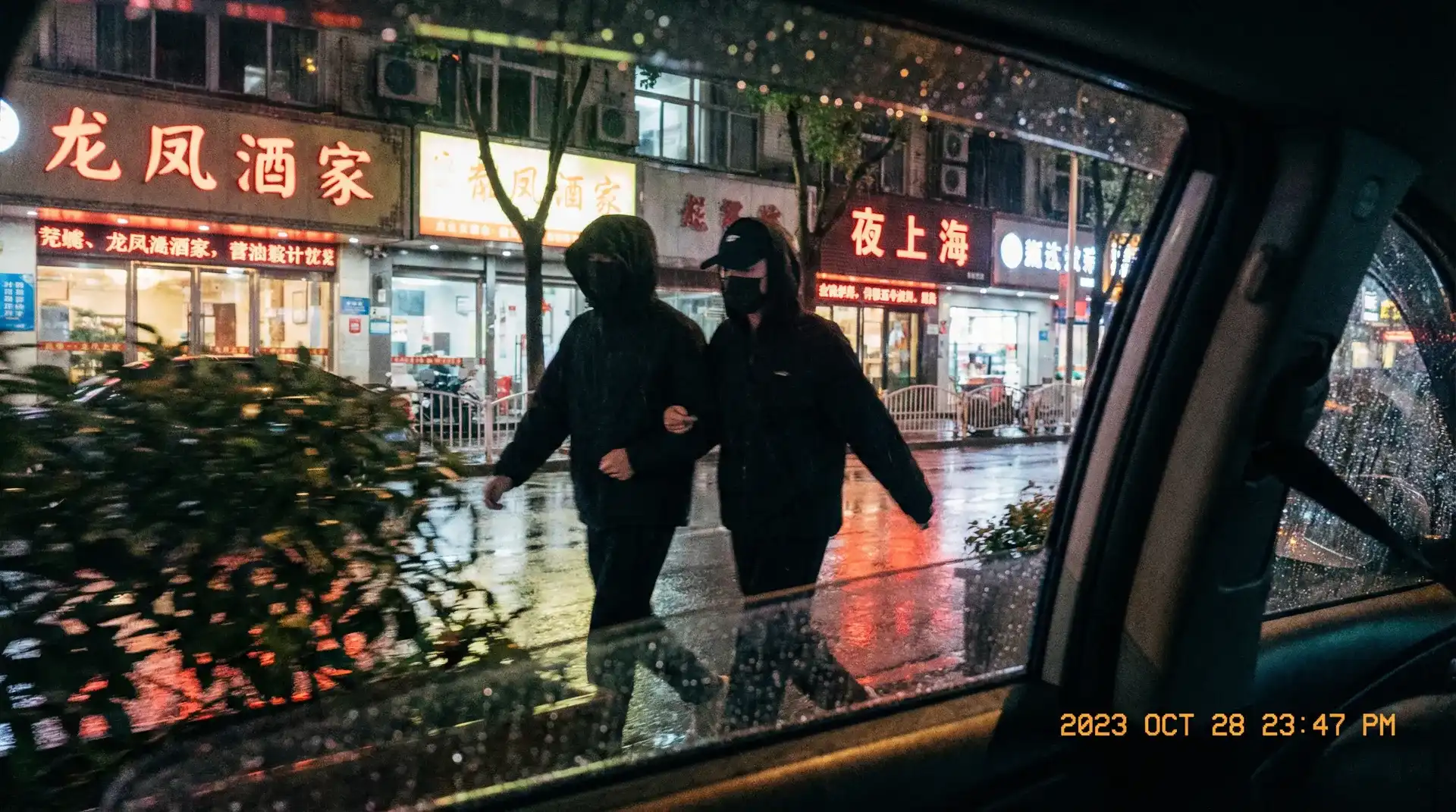 BT游戏平台 - 顶流明星深夜密会现场抓拍照片